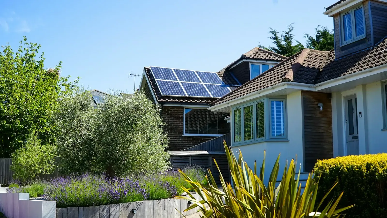 Maison au toit de tuiles équipé de panneaux solaires