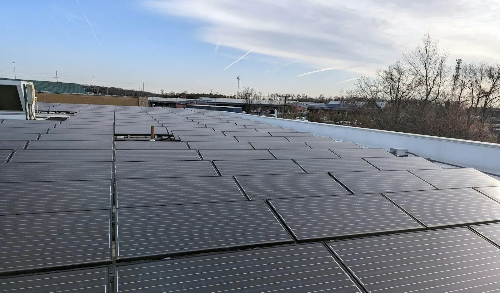 Toiture-terrasse d'un bâtiment d'activité couverte de panneaux solaires